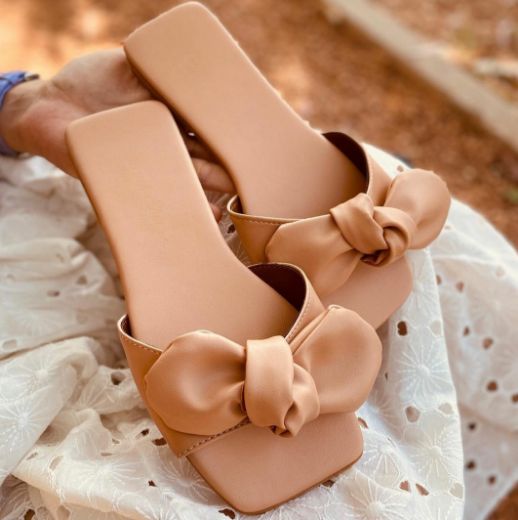 655 Büyük Fiyonk Detay Tek Bant Günlük Terlik  NUDE resmi