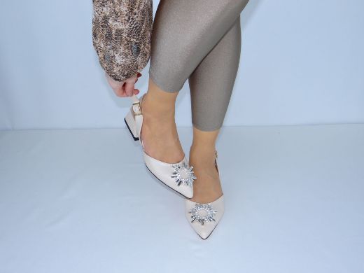 066 Taş Toka Detay Ön Kapalı Kadın Babet Ayakkabı  Bej Deri  resmi